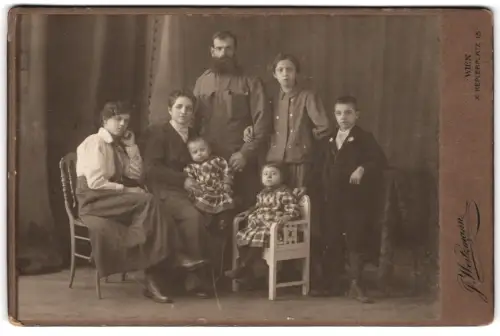 Fotografie J. Weitzmann, Wien, Keplerplatz 13, Hans O., Adele T., Anna T., Rosa T. und Karoline Mona