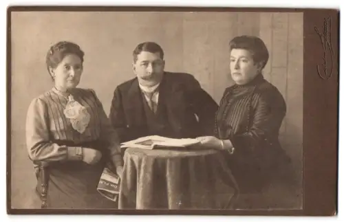 Fotografie Anton Steiner, Wien, Gersthof, Maria, Ida und Franz Wimmer an einem Tisch