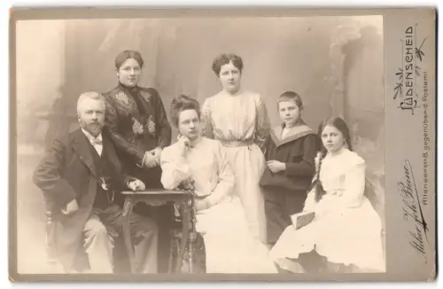 Fotografie Joh. Beine, Lüdenscheid, Altenaerstrasse 8, Noelle, Paula, Else, Marta und Adolf Gusten