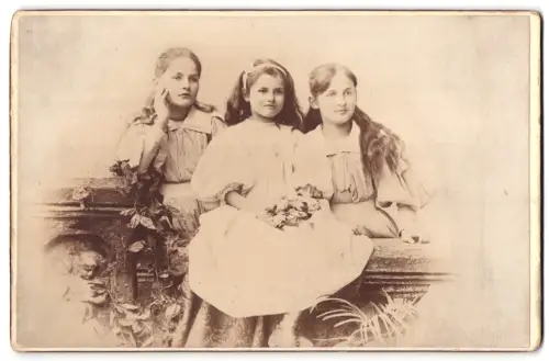 Fotografie unbekannter Fotograf und Ort, Hilli, Carola und Hedwig als Kinder