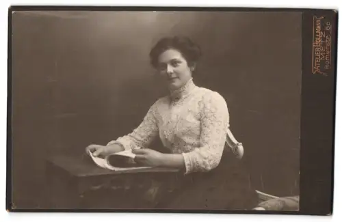 Fotografie Atelier Bollmann, Metz, Römerstr. 66, Porträt einer Dame am Tisch
