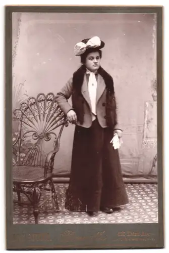 Fotografie Bennett`s, New York, Third Avenue 420, Stehende Frau mit elegantem Hut