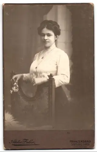 Fotografie Adam Zuber, Franzensbad, Städt. Cafégarten, Maria mit hochgestecktem Haar