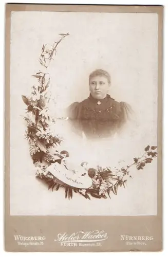 Fotografie Atelier Wacker, Würzburg, Weingartenstrasse 39, Margarete Heitz im Blumenrahmen