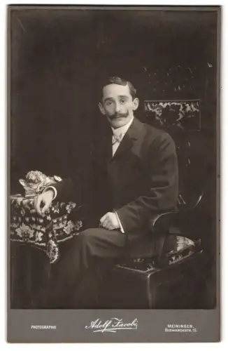 Fotografie Adolf Jacobi, Meiningen, Bismarckstrasse 15, Karl Obernmüller mit Zigarre