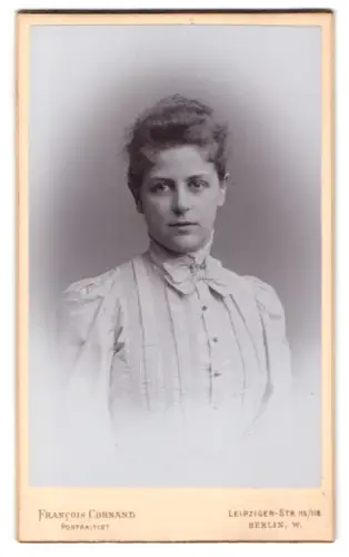 Fotografie Francois Cornand, Berlin, Leipziger Strasse 115/116, Clara Bernoully im hochgeschlossenen Kleid