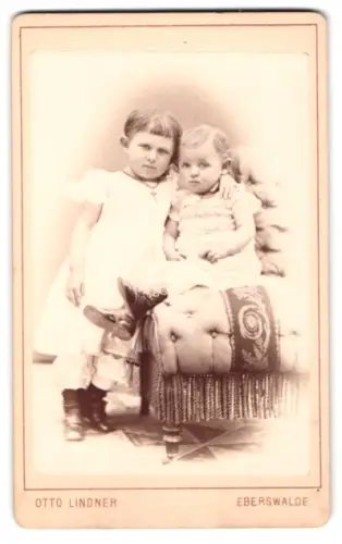 Fotografie Otto Lindner, Eberswalde, Alsenplatz, Anna und Clara Bernoully als Kinder