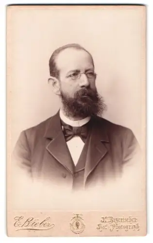 Fotografie E. Bieber, Hamburg, Neuer Jungfernstieg 20, Adolf Bernoully mit Brille und Bart
