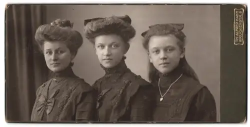 Fotografie Th. Alfred Hahn, Chemnitz, Brückenstrasse 5, Lotte, Trude und Lisbeth Billig im Jahr 1909