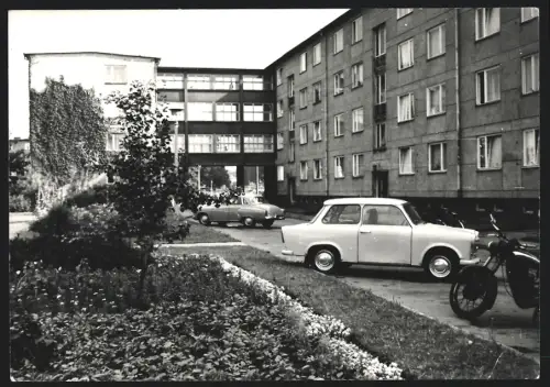 Fotografie unbekannter Fotograf, Ansicht Berlin-Oberschöneweide, Otto Krüger Zeile, Wohnhaus, Auto Trabi & Wartburg