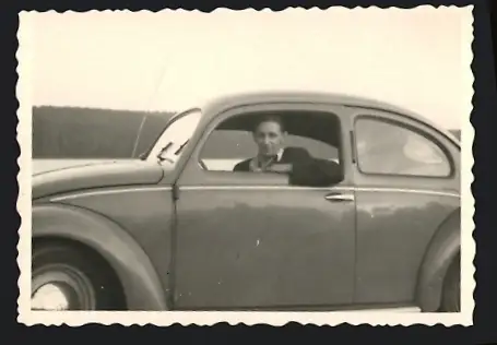 Fotografie Auto Volkswagen VW Käfer, Brezel Käfer am Werbellinsee 1951