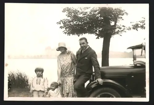 Fotografie Auto, Familie mit PKW bei einer Ausfahrt ins Grüne