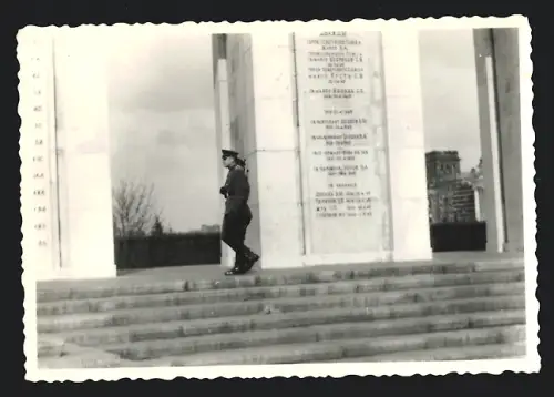 Fotografie unbekannter Fotograf, Ansicht Berlin-Treptow, Sowjetisches Ehrenmal