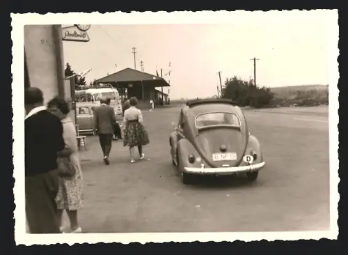 Fotografie Auto Volkswagen VW Käfer mit Kennzeichen Berlin an einem Grenzübergang