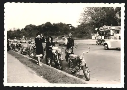 Fotografie unbekannter Fotograf, Ansicht Berlin-Zehlendorf, Nikolasseebrücke / Spinnerbrücke 1962, Motorradtreffpunkt