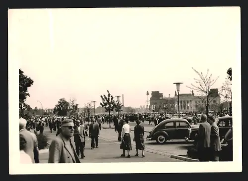 Fotografie unbekannter Fotograf, Ansicht Berlin, 1. Mai Tag der Arbeit wird vor dem Reichstag gefeiert