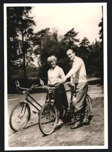 Fotografie Paar während einer Fahrrad-Tour, Velo, Bicycle