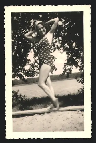 Fotografie Bademode, Brünette Hausfrau im Badeanzug 1955