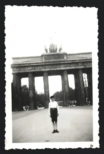 Fotografie unbekannter Fotograf, Ansicht Berlin, Knabe vor dem Brandenburger Tor auf dem Pariser Platz stehend