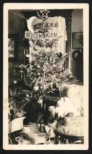 Fotografie Weihnachten / Christmas / XMAS, kleines Mädchen neben Weihnachtsbaum inmitten von Spielzeug