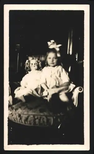 Fotografie Mädchen Mary mit ihrer Puppe auf Sessel sitzend, Mary & Doll