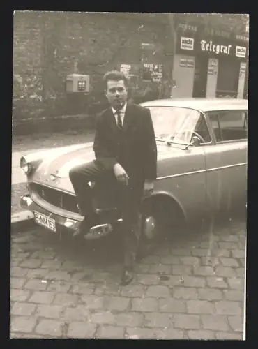 Fotografie Auto Opel, Bursche sitzt lässig auf PKW mit Kennzeichen Berlin
