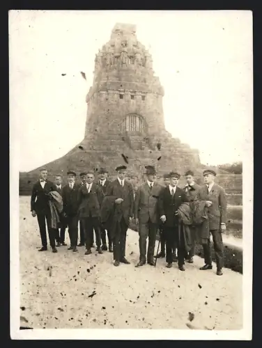 Fotografie unbekannter Fotograf, Ansicht Leipzig, Burschenschaftler am Völkerschlacht-Denkmal