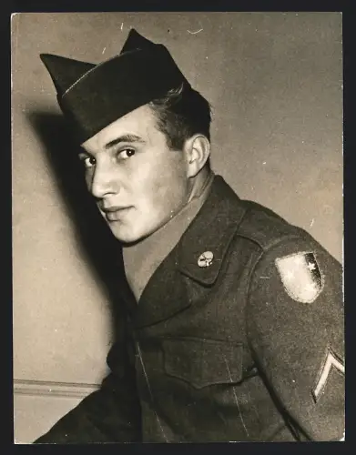 Fotografie Portrait Soldat der US-Army in Uniform mit Ärmelabzeichen & Kragenabzeichen