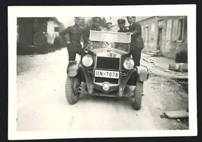 Fotografie Auto, Soldaten und junge Dame im offenen PKW, Kennzeichen IIN-7078