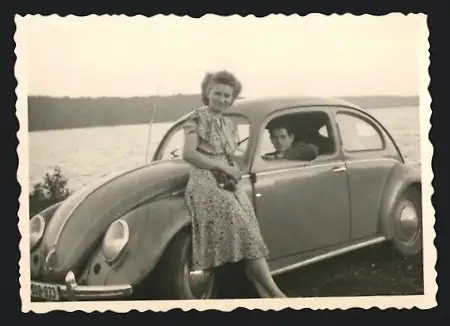 Fotografie Auto Volkswagen VW Käfer, Brezel-Käfer mit Kennzeichen Berlin am Werbellinsee 1951