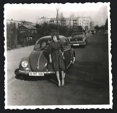 Fotografie Auto Volkswagen VW Käfer, junge Frau lehnt am PKW mit Kennzeichen Berlin