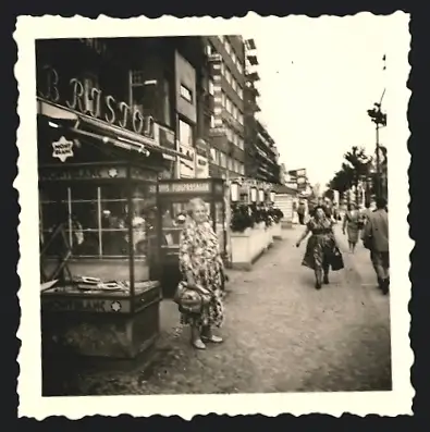 Fotografie unbekannter Fotograf, Ansicht Berlin, Schaukästen am Kurfürstendamm 1955