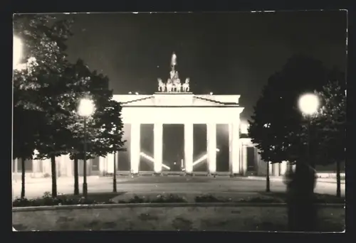 Fotografie unbekannter Fotograf, Ansicht Berlin, Brandenburger Tor bei nacht illuminiert um 1966