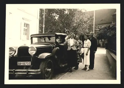Fotografie reisegruppe nebst Auto, Limousine mit Kennzeichen München IIA-16737