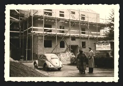 Fotografie unbekannter Fotograf, Ansicht Berlin, Auto Volkswagen VW Käfer, Brezelkäfer vor Baustelle Willi Wünn