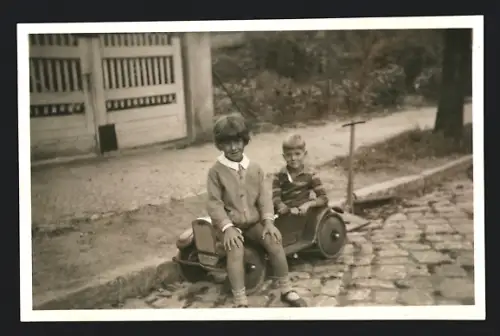 Fotografie Kinder mit Spielzeug-Auto, Tretauto Draisine und Roller