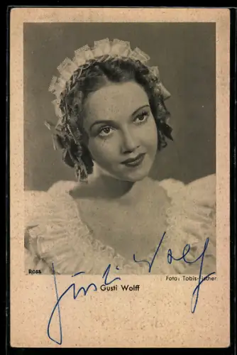 AK Schauspielerin Gusti Wolff im weissen Rüschenkleid, Autograph