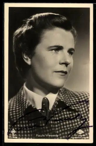 AK Schauspielerin Paula Wessely mit Anzug und Krawatte, Autograph