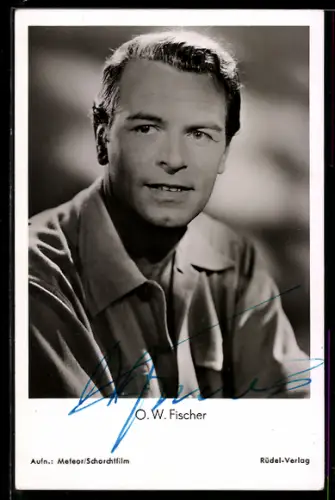 AK Schauspieler O.W. Fischer im Hemd porträtiert, Autograph