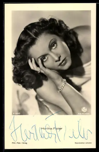AK Schauspielerin Hertha Feiler in nachdenklicher Pose, Autograph