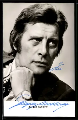 AK Schauspieler Jürgen Scheller mit ernsten Blick, Autograph