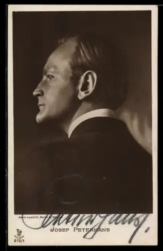 AK Schauspieler Josef Peterhans mit ernstem Blick, Autograph