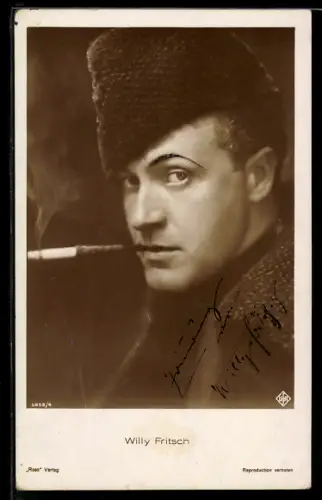 AK Portrait des Schauspielers Willy Fritsch mit Zigarette im Mund, Autograph
