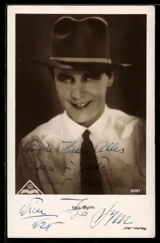AK Schauspieler Igo Sym lächelnd mit Hut porträtiert, Autograph
