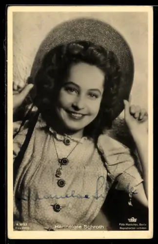 AK Schauspielerin Hannelore Schroth mit lächelndem Gesicht, Autograph
