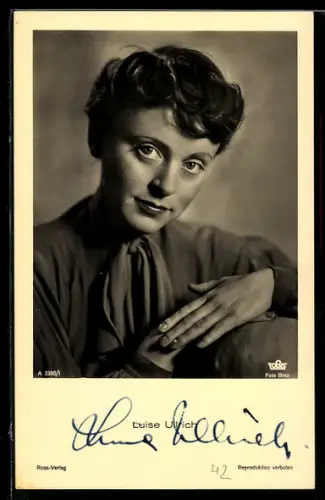AK Schauspielerin Luise Ulrich mit ernstem Blick, Autograph