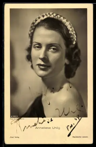 AK Schauspielerin Anneliese Uhlig mit Kopfschmuck posierend, Autograph