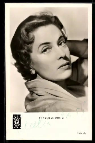 AK Schauspielerin Anneliese Uhlig mit ernstem Blick, Autograph