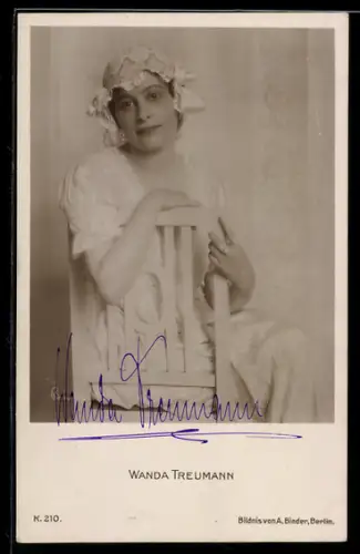 AK Schauspielerin Wanda Treumann im Nachthemd, Autograph