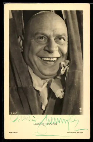 AK Schauspieler Ludwig Schmitz lachend durch Vorhänge schauend, Autograph